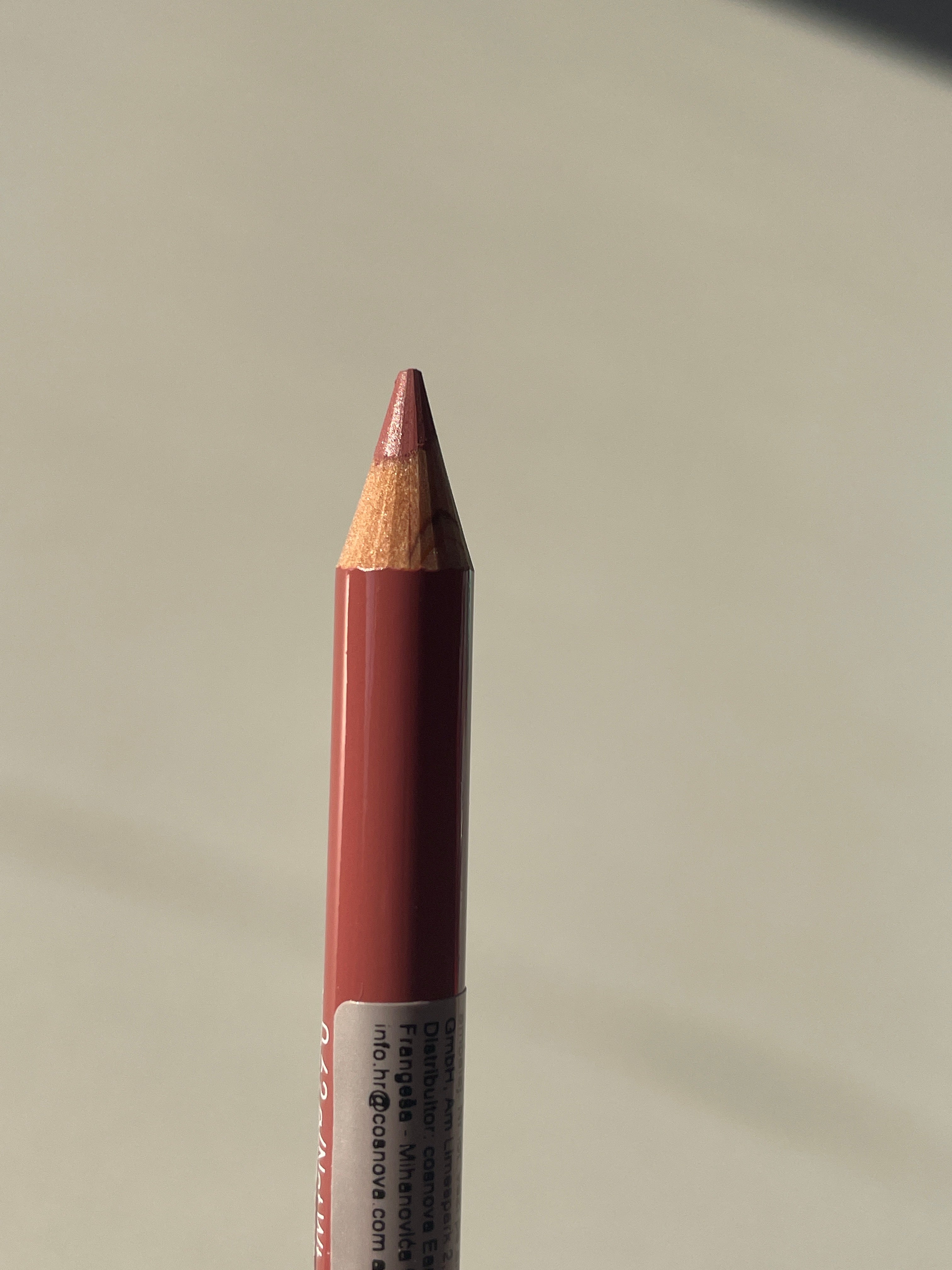 Creion buze Pout line - 02 Pinky Promise - ESSENCE