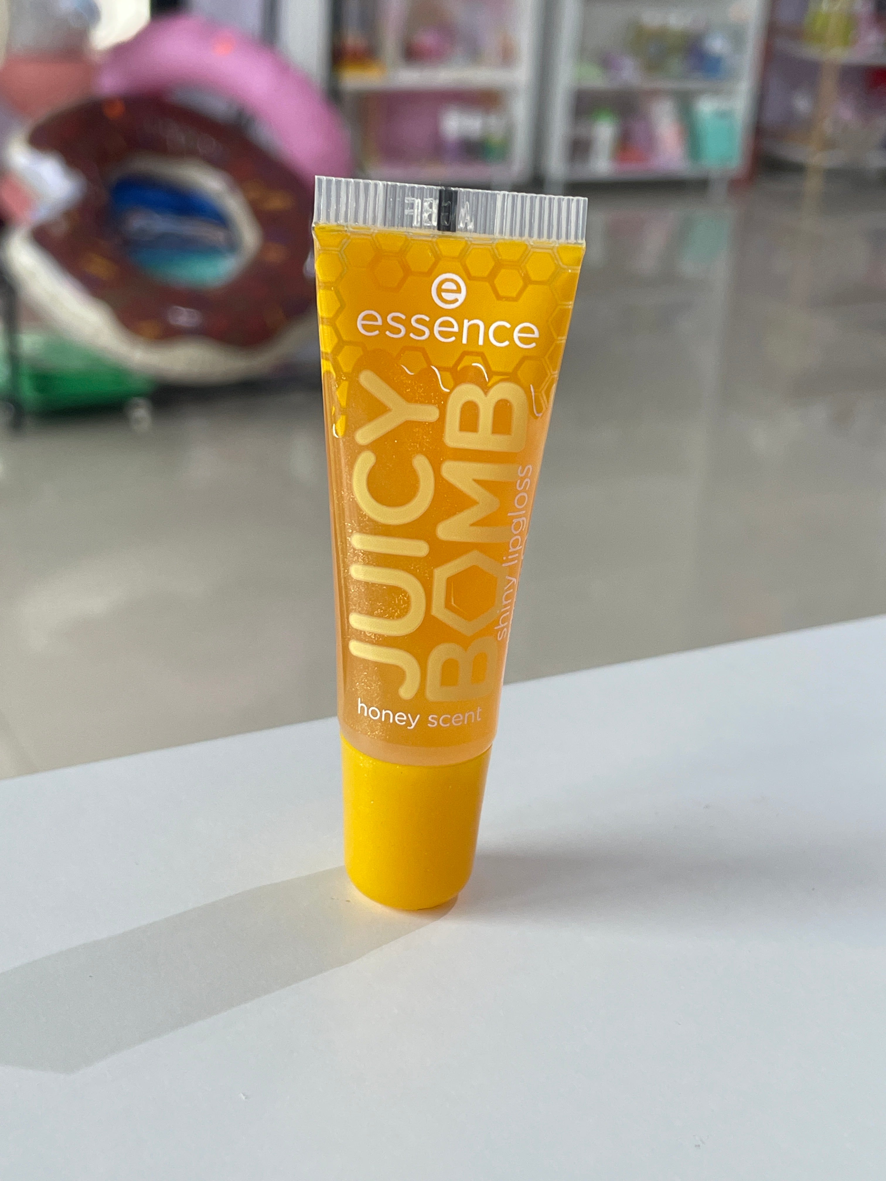 Luciu  buze strălucitor JUICY BOMB 109 Bee Mine Honey - ESSENCE