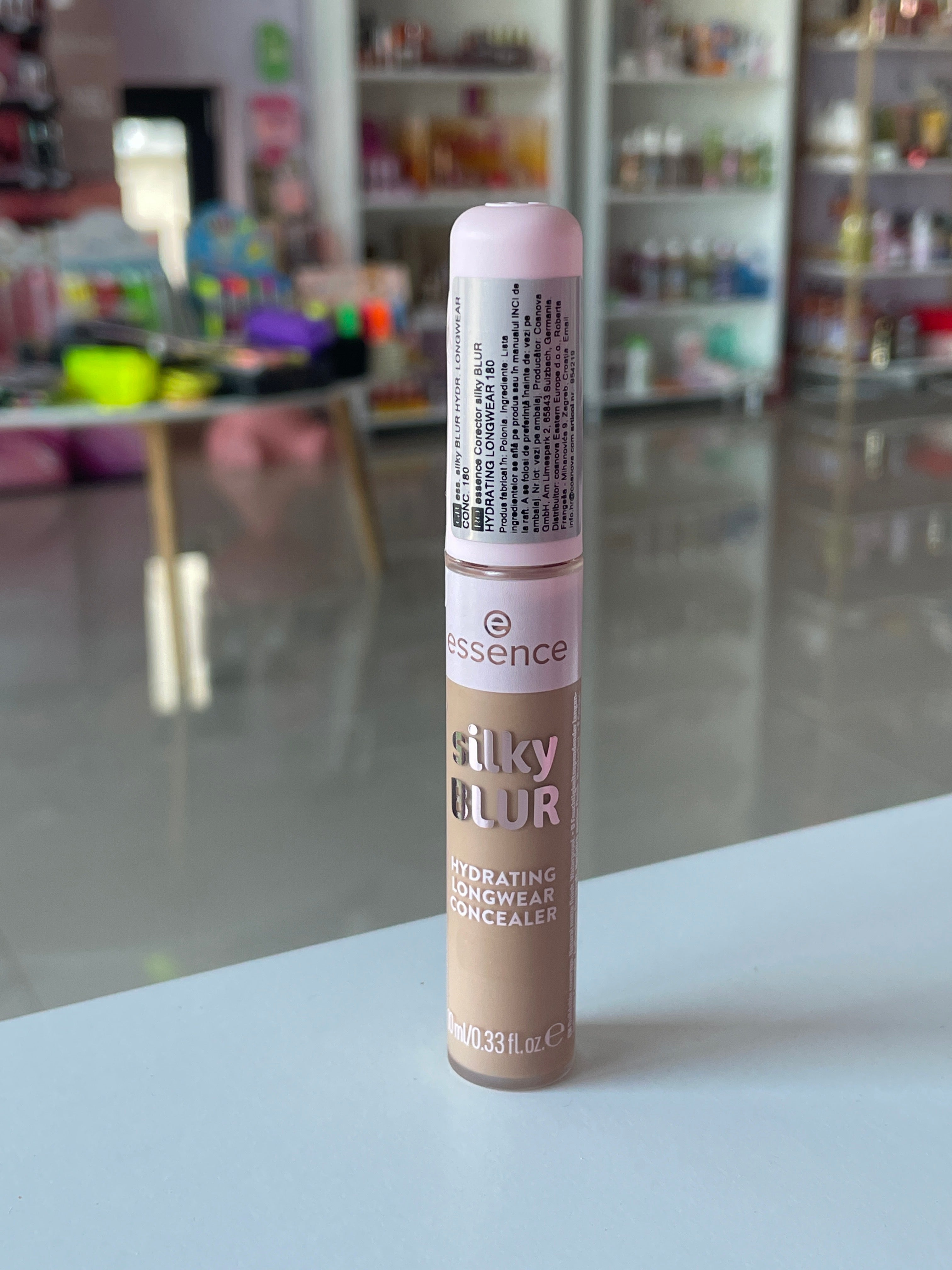 Corector Silky Blur 180 - ESSENCE