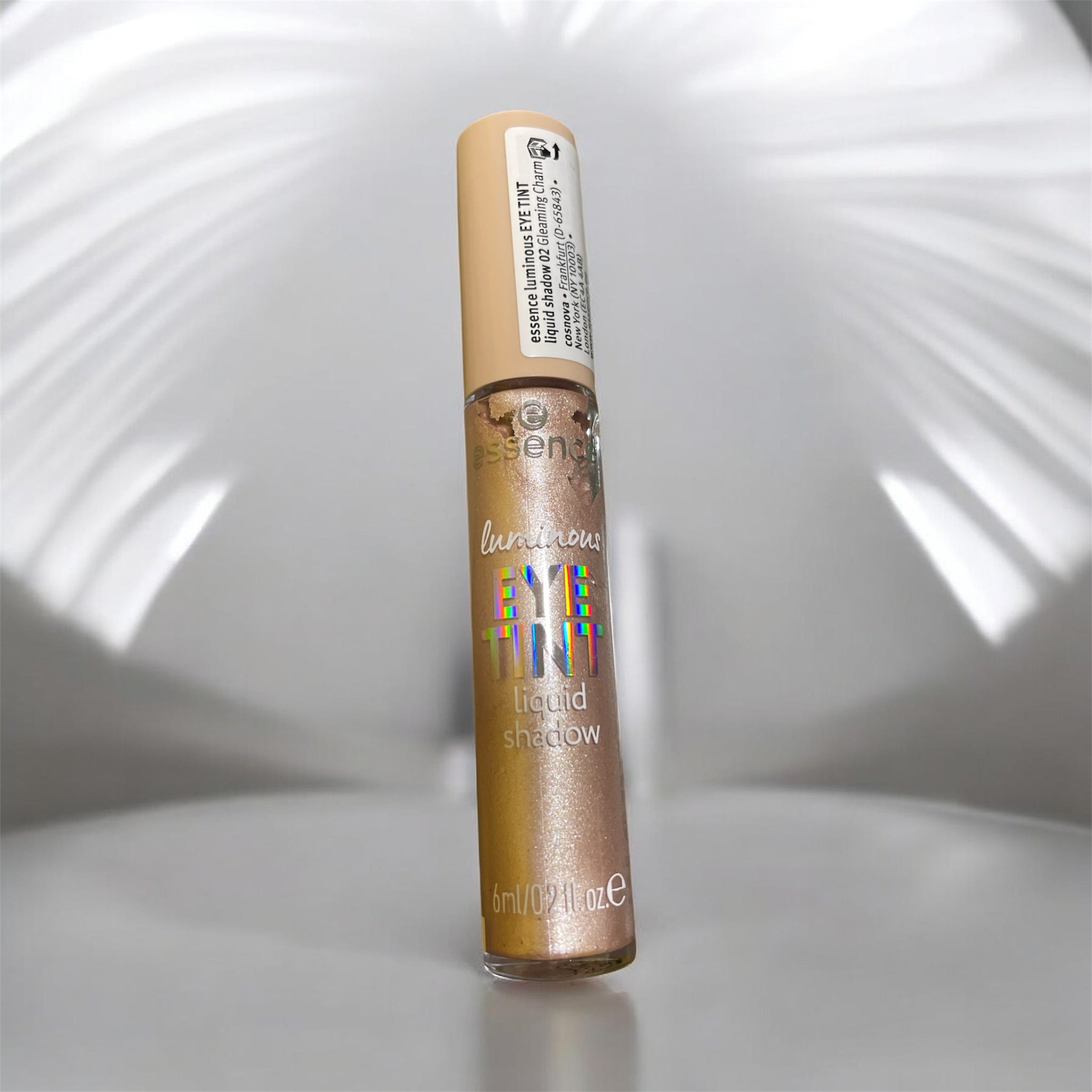 Fard lichid pleoape Eye tint 02 Gleaming Charm  - ESSENCE