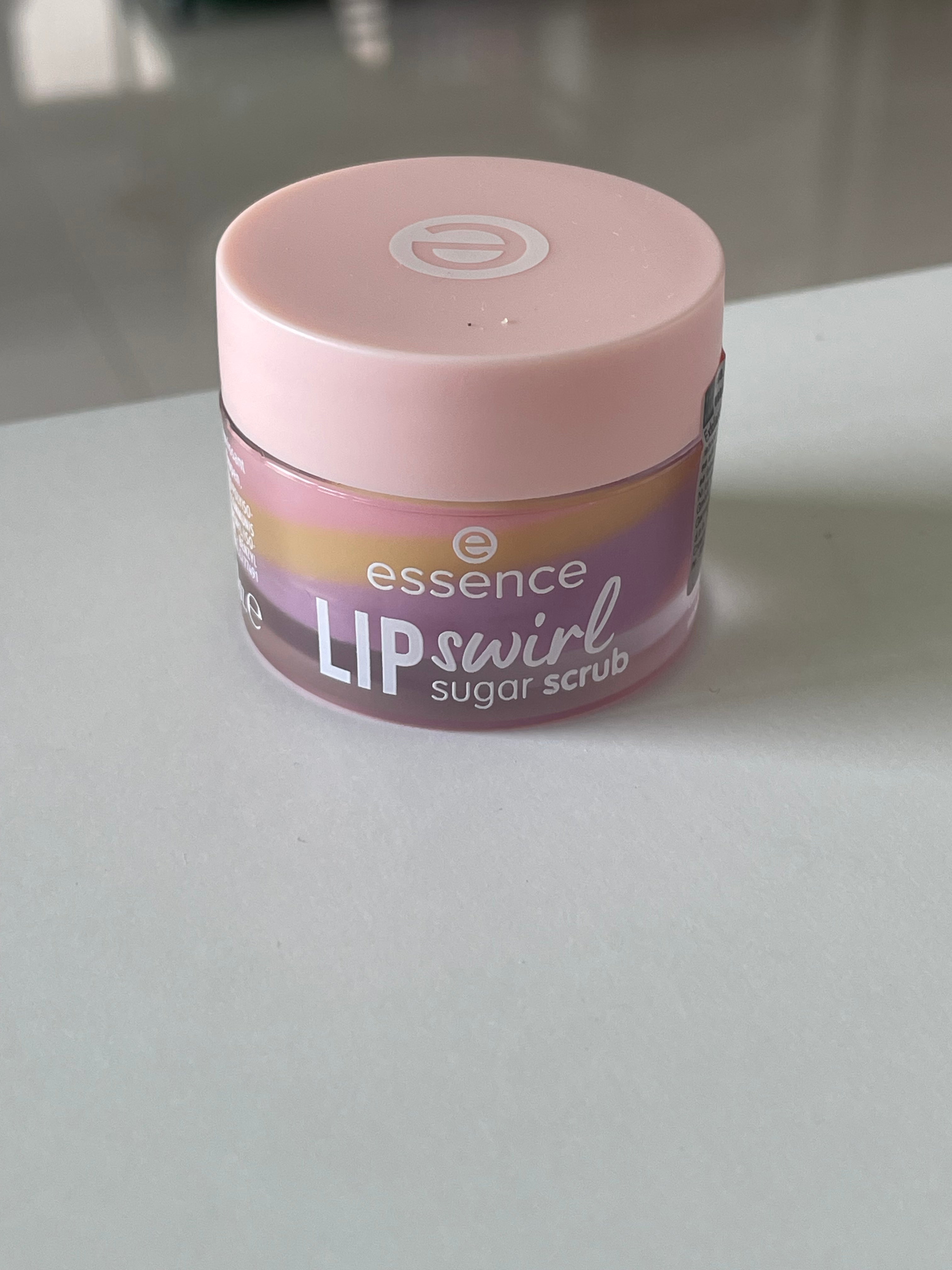 Scrub pentru buze Lip Swirl 01 - ESSENCE